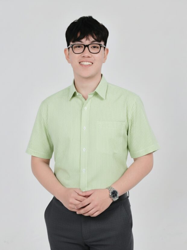Áo sơ mi xanh nhạt